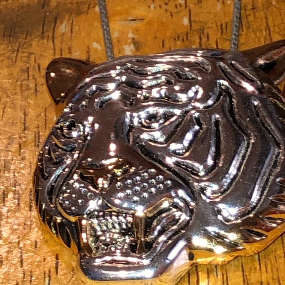 THIS IS AN LSU WOW PIECE!!!